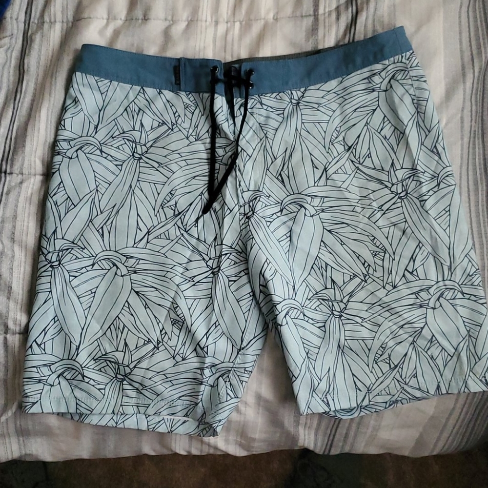 Mens Hurley SZ 34 Board shorts like new